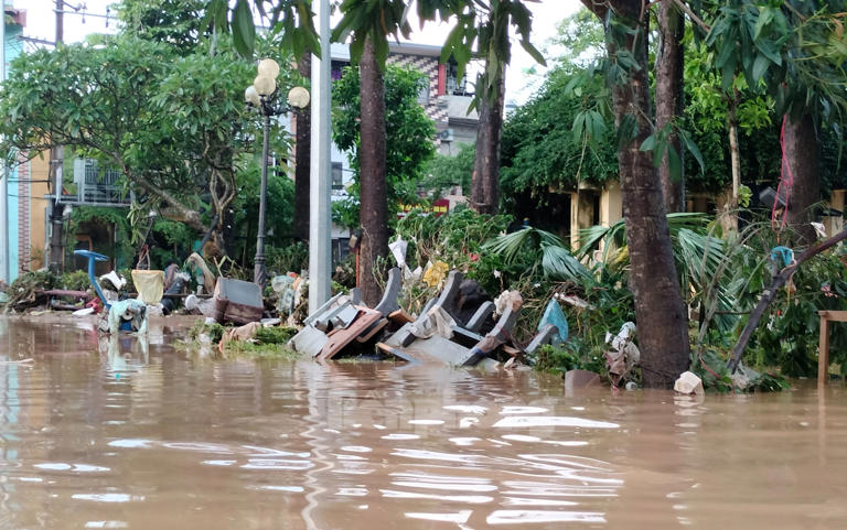 Tiền Phong Hiện trường để lại cảnh tan hoang, bề bộn. Ngoài dưới lớp nước mỏng là hàng nghìn tấn bùn đất cùng các đồ dùng bị hư hại của người dân. 1