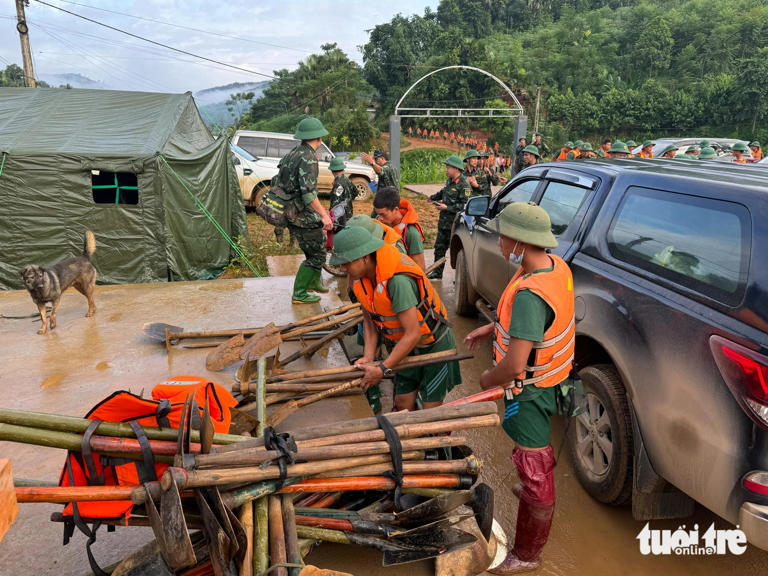 Lực lượng bộ đội tham gia tìm kiếm trong sáng 12-9 chuẩn bị lực lượng, dụng cụ - Ảnh: THÀNH CHUNG