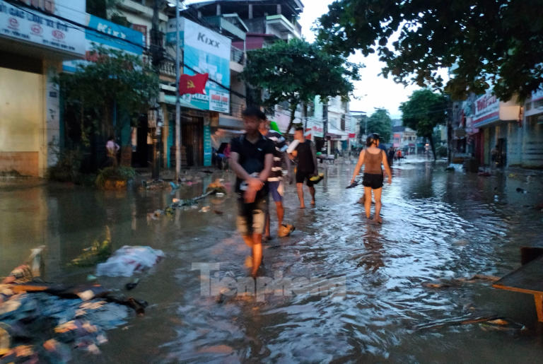 Tiền Phong Ông Nguyễn Thanh Miền, ở đường Thanh Niên (phường Hồng Hà, thành phố Yên Bái) chia sẻ, ngay khi biết thông tin nước rút, gia đình đã huy động người thân tranh thủ đến khoắng bùn, đẩy bùn ra khỏi nhà để tránh tình trạng bùn khô, khó dọn dẹp. 1