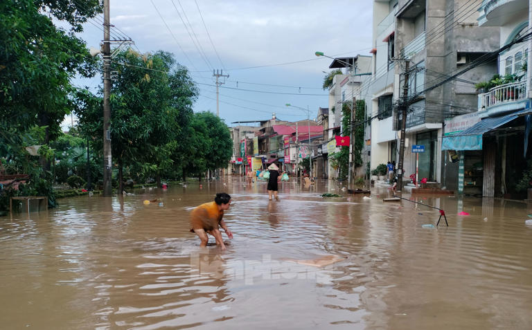 Tiền Phong Mưa lũ gây thiệt hại hơn 22.000 ngôi nhà, hơn 4.800 ha diện tích cây trồng bị ảnh hưởng; hàng nghìn điểm sạt lở trên các tuyến đường; hàng trăm cơ sở hạ tầng, y tế, giáo dục, điện nước, thông tin liên lạc bị hư hại. Ước tính thiệt hại hơn 800 tỷ đồng. 1