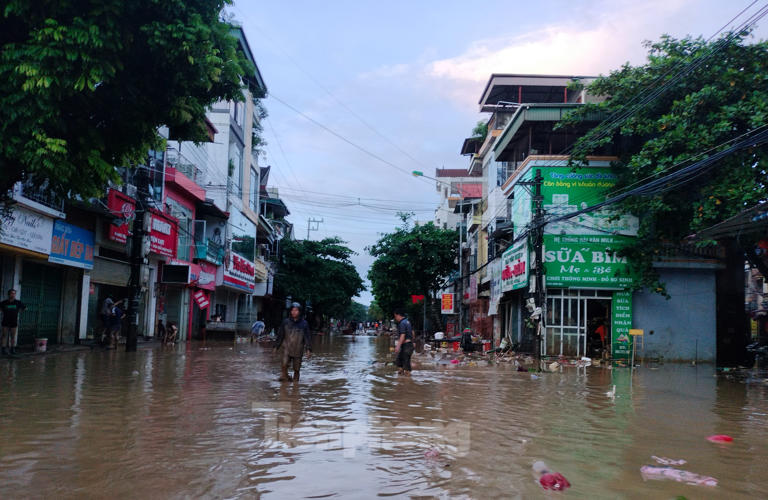 Tiền Phong "Sau khi lũ lên, mọi người di tản khỏi nhà để đảm bảo an toàn, khi nước rút cũng rất lo lắng mong về nhà để xem tình hình thiệt hại, đồng thời mong ngóng trở về nhà", ông Miền cho biết thêm. 1