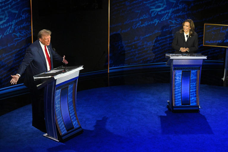 El expresidente de Estados Unidos y candidato presidencial republicano Donald Trump durante el debate presidencial con la vicepresidenta y candidata presidencial demócrata Kamala Harris.