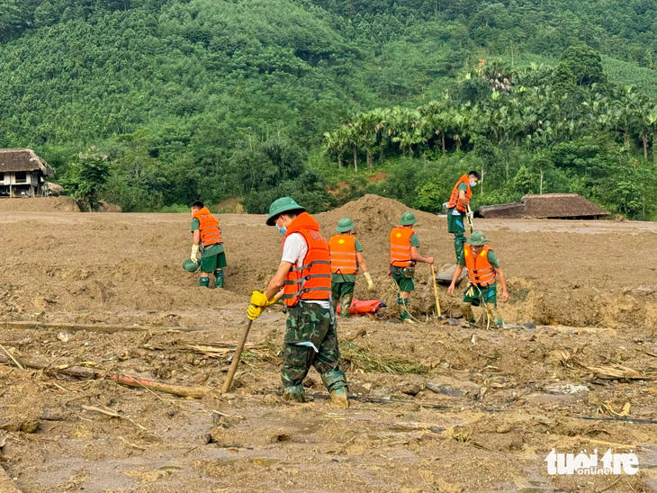 Công tác cứu hộ khẩn trương được tiến hành - Ảnh: THÀNH CHUNG