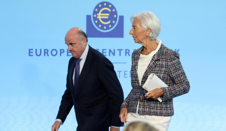 El vicepresidente del Banco Central Europeo (BCE), Luis de Guindos (izquierda), y la presidenta del Banco Central Europeo (BCE), Christine Lagarde (derecha), asisten a una rueda de prensa en Fráncfort (Alemania), el 18 de julio de 2024.