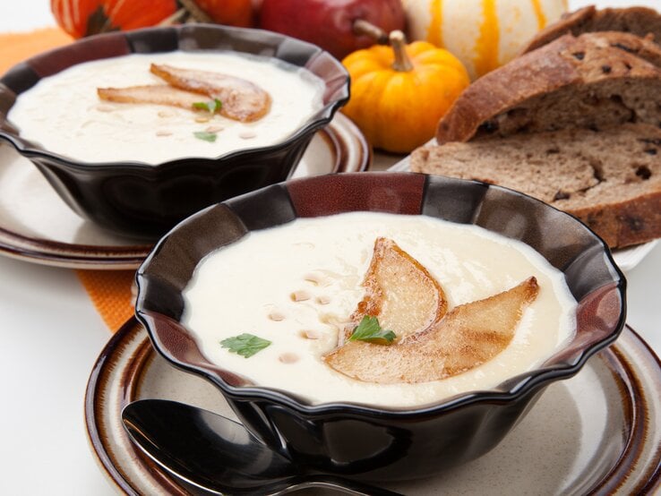 Pastinaken-Senf-Suppe: Rezept mit gerösteter Birne &amp; Haselnüssen