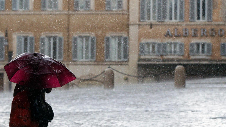 Bomba d'acqua su Roma, allagamenti e forte pioggia in centro