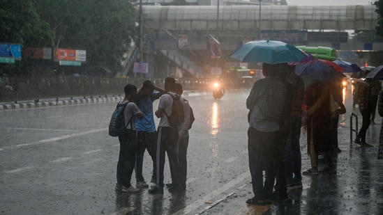 Delhi rain Update : Gurugram waterlogging woes continue, Air quality hits year's best !