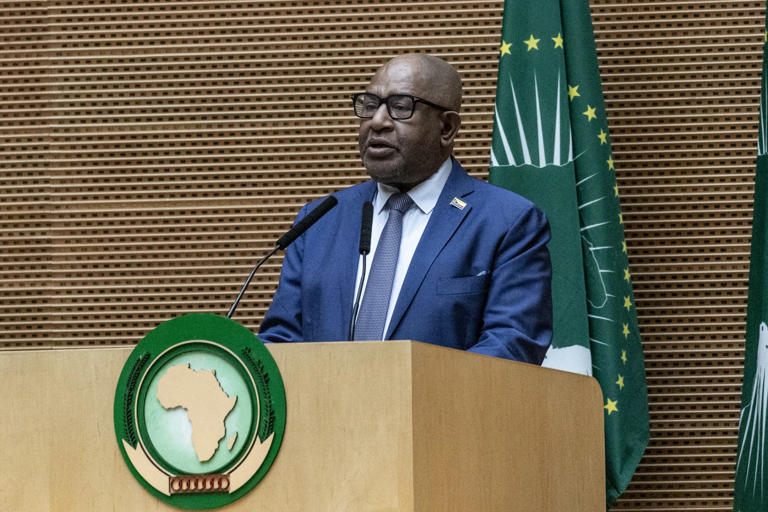Mayotte: Les Comoriens sont chez eux à Mayotte . Azali Assoumani, le président qui tient tête à Emmanuel Macron