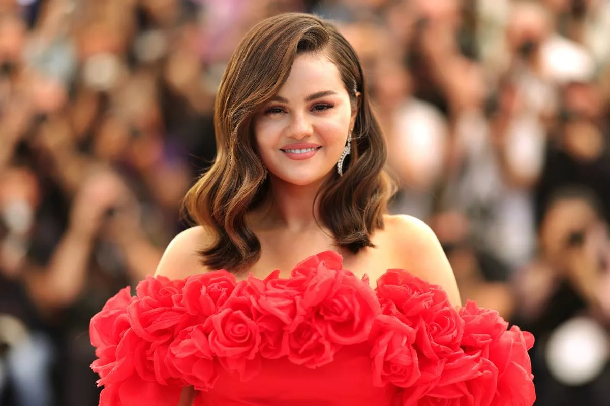 Selena Gomez slams social media hate "Women have it worse!"(00)