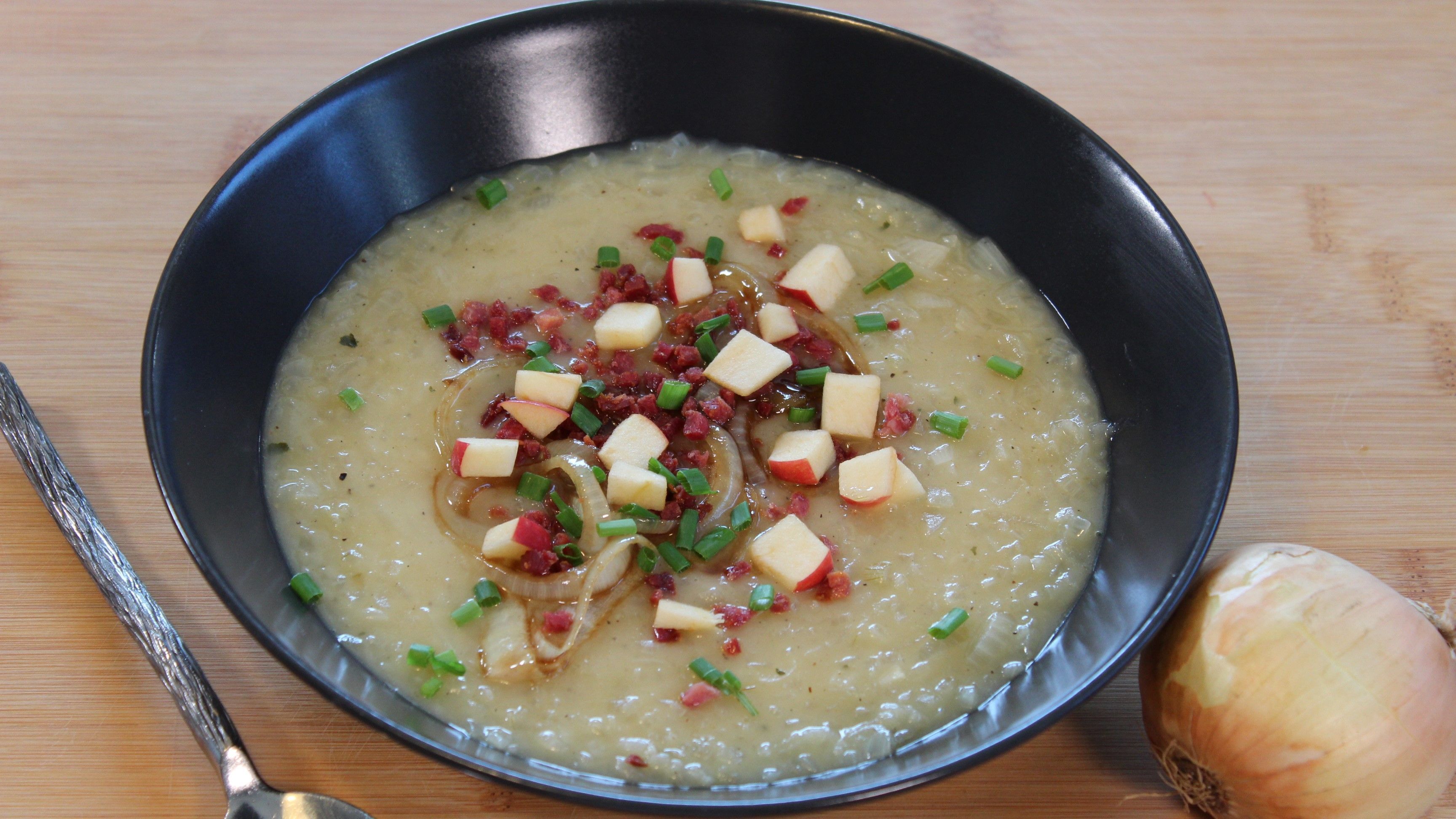 Zwiebelsuppe mit Apfel und Speck: Schnelle Suppe aus nur wenigen Zutaten