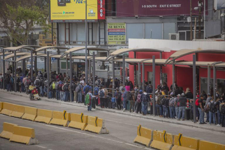 Había largas filas de personas que intentaban ingresar a Tijuana / FOTO: CUARTOSCURO