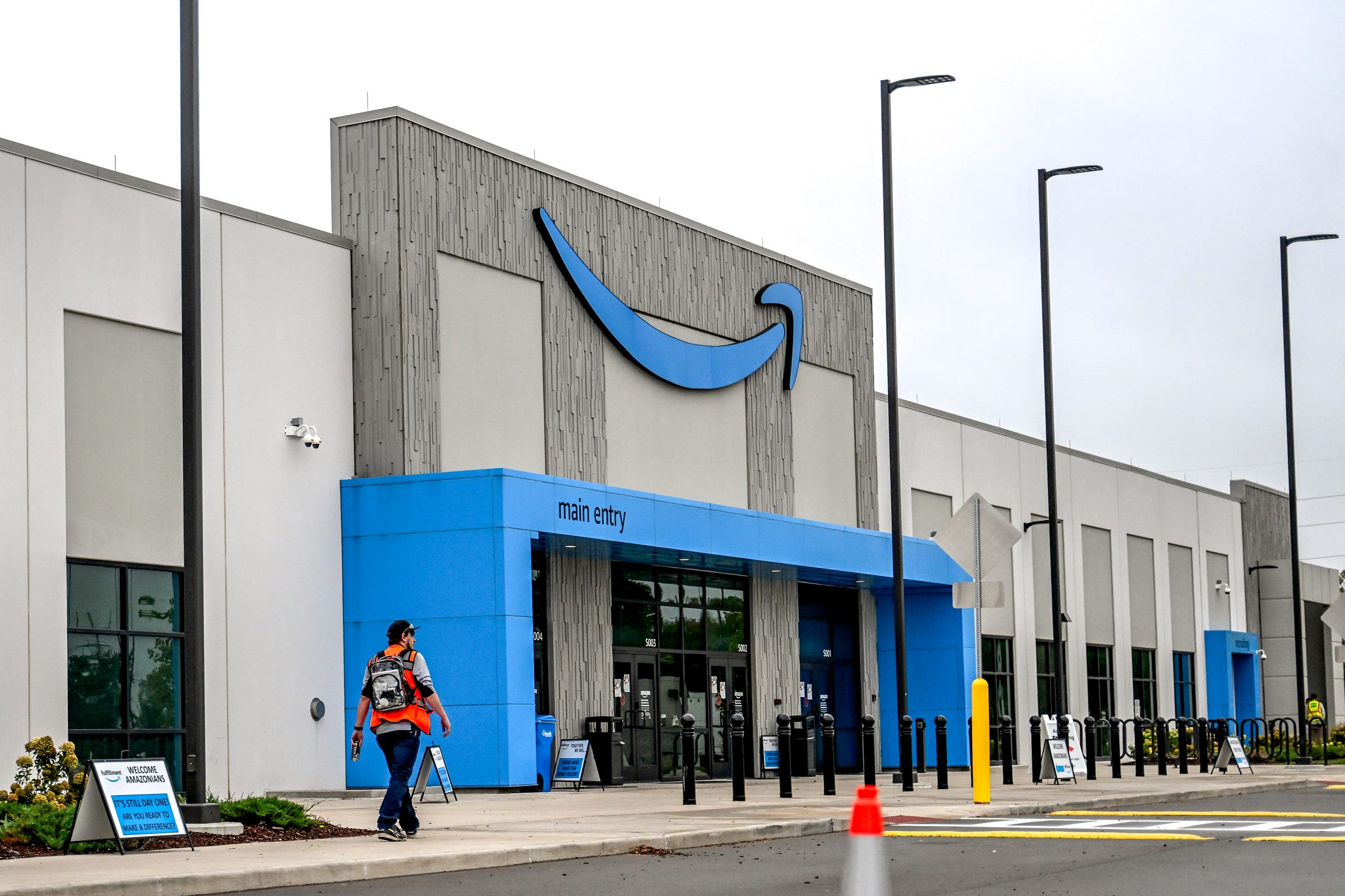 Amazon Officially Opens 1 Million-square-foot Lansing-area Fulfillment ...