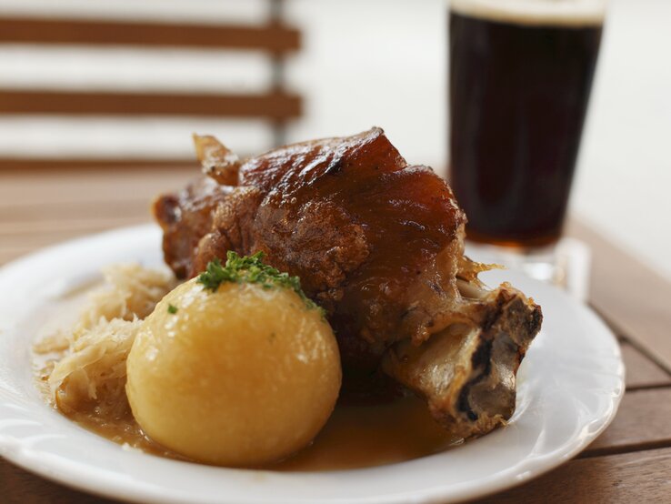 Schweinshaxe aus dem Backofen: Rezept mit Knödeln &amp; Sauerkraut
