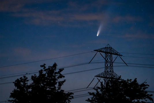 In 2020 scheerde komeet NeoWise met een lange lichtstaart langs de aarde.