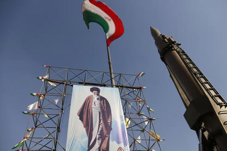 Un misil junto a la foto del líder supremo de Irán, Alí Khamenei. 