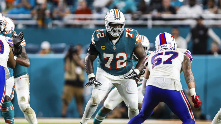 UPDATE: Miami Dolphins' tackle Terron Armstead has been grappling with a knee issue for several weeks, whereas Tua Tagovailoa confidently asserts his readiness for the playoffs, should the Miami Dolphins progress. nhathung