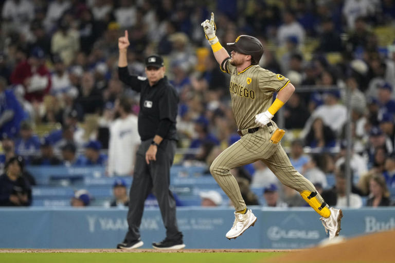 Jake Cronenworth, de los Padres de San Diego, recorre las bases luego de conectar un jonrón de dos carreras ante los Dodgers de los Ángeles, el martes 24 de septiembre de 2024 (AP Foto/Mark J. Terrill)