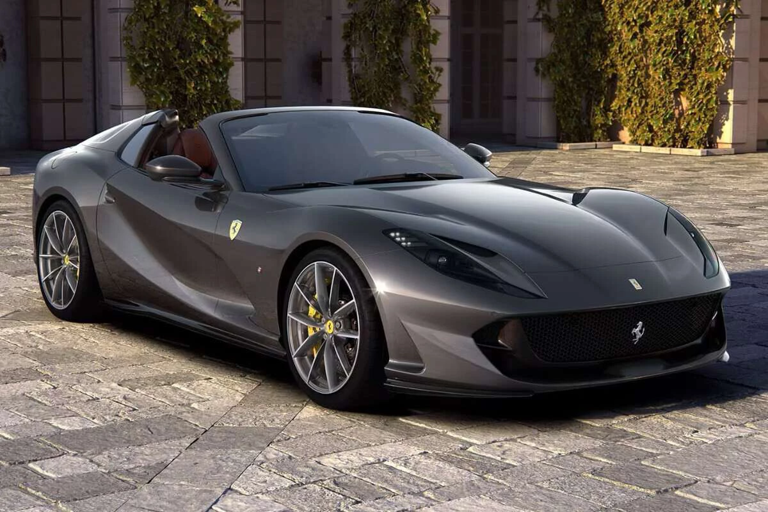 Ladrão foge com Ferrari 812 GTS que custa mais de R$ 3 milhões; ele só não sabia que dentro havia um pequeno aparelho da Apple que acabaria com seu plano