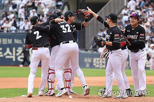 (lead) Wiz Knock Off Bears In Historic Kbo Postseason Upset