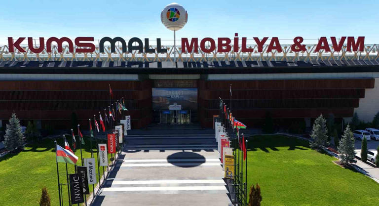 KAYSERİ MOBİLYACILAR ODASI VE KUMSMALL AVM YÖNETİM KURULU BAŞKANI ERCAN SARIKAYA; 8-13 EKİM TARİHLERİNDE KUMSMALL AVM'DE YAPILACAK OLAN MOBİLYA FUARININ TÜRKİYE'NİN VE AVRUPA'NIN EN MODERN FUARI OLACAĞINI SÖYLEDİ. SARIKAYA; 4 BİNDEN FAZLA ÜRETİCİNİN ÜRETTİĞİ ÜRÜNLERİN KAYSERİ'DE GÖRÜCÜYE ÇIKACAĞINI AKTARDI.