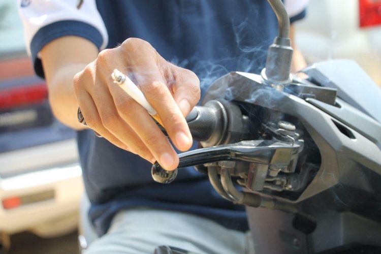 Tips mengingatkan pengendara merokok tanpa perkelahian