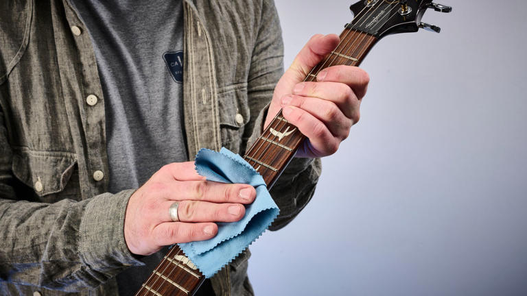 How to clean your guitar better