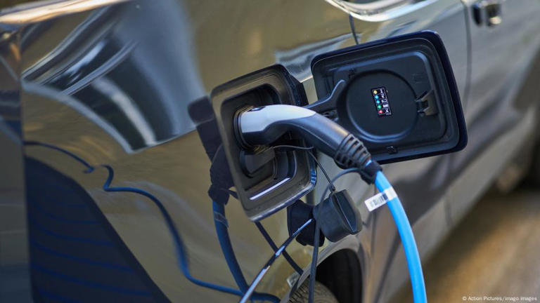 Baterias de carros elétricos podem custar até 30% do veículo: de olho no lucro, Brasil pode considerar ampliar a extração de lítio e, consequentemente, a produção de baterias.