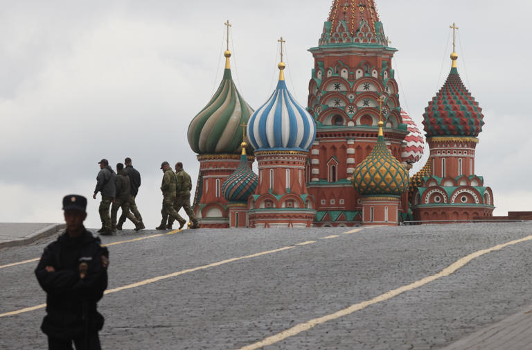 Foto de archivo que muestra a un oficial de policía ruso custodiando la Plaza Roja cerca del Kremlin el 24 de junio de 2023 en Moscú, Rusia. Un alto funcionario ruso advirtió que el país "no dudará" en reanudar las pruebas de armas nucleares si Estados Unidos lo hace.