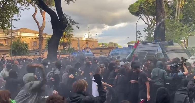 Roma, guerriglia al corteo pro Palestina: scontri tra agenti e manifestanti, ferita una ragazza