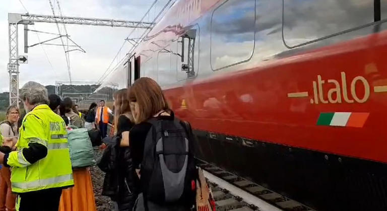 Treno bloccato sull'alta velocità AV Roma-Firenze, ancora disagi: oltre 100 treni cancellati e ritardi fino a 70 minuti