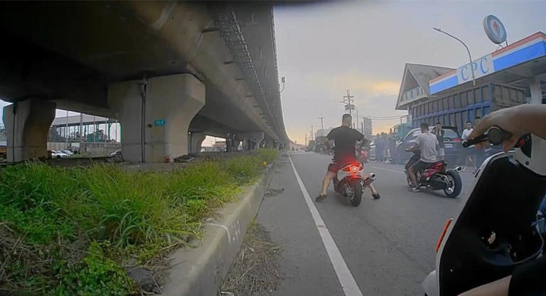 馬路成賽道，桃園觀音無掛牌機車競速居民痛批目無法紀。(取自爆廢公社二館／呂筱蟬桃園傳真)