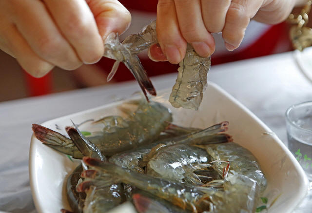 제철 맞은 새우 먹다 사망까지? ‘이 질환’ 앓는 사람, 주의