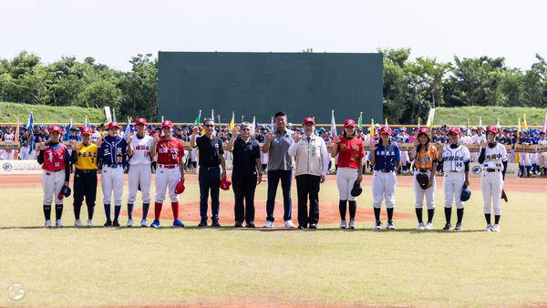 辜仲諒和中信盃黑豹旗全國高中棒球大賽選手合照。（圖／展逸提供）