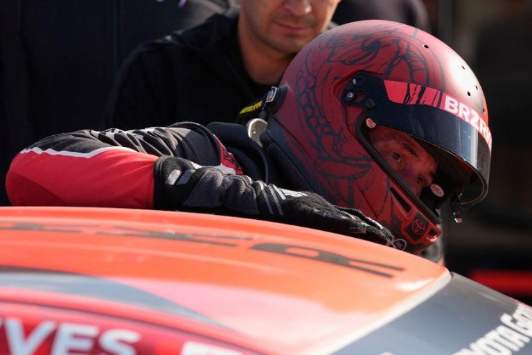 Keanu Reeves sufre incidente en la pista en su debut como piloto de carreras profesional. Foto: AP