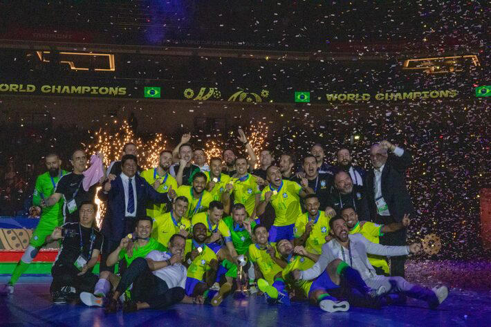 Elenco brasileiro posa para a foto na cerimônia de premiação dos campeões da Copa do Mundo de Futsal de 2024. Foto: Leto Ribas/CBF