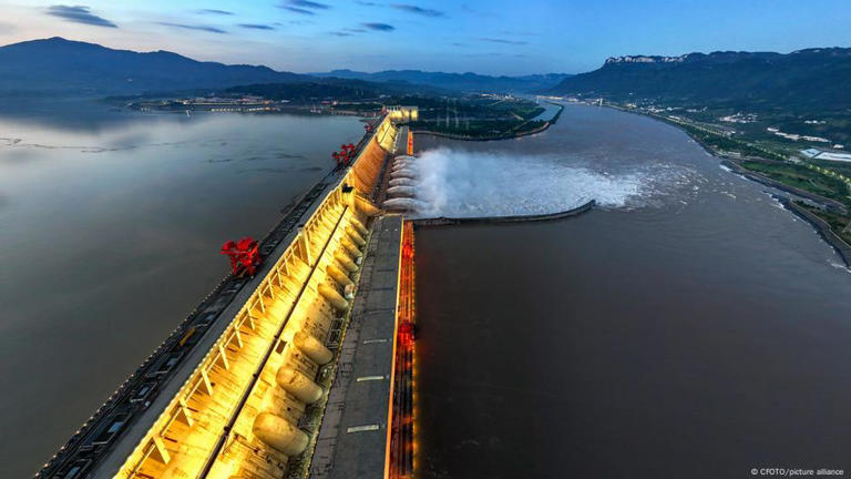 La presa de las Tres Gargantas tiene más de 2 kilómetros de longitud y 180 metros de alto y fue concebida para regular inundaciones, facilitar la navegación y producir energía.