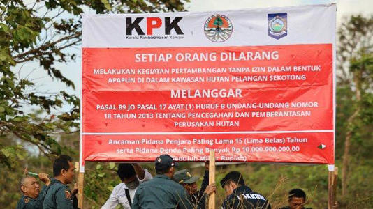 Sejumlah petugas memasang plang milik KPK disalah satu tambang emas ilegal di Sekotong, Jumat (4/10/2024). (TRIBUNLOMBOK.COM/ROBBY FIRMANSYAH)