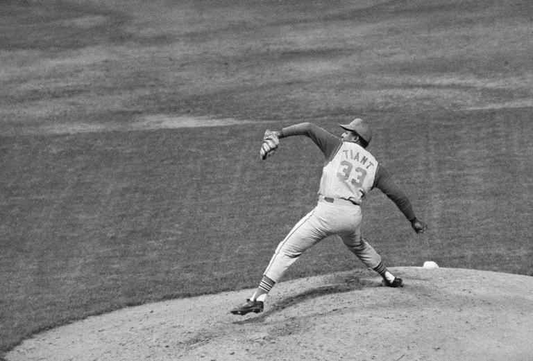 ARCHIV - Luis Tiant de los Indios de Cleveland lanza ante los Yankees de Nueva York en el Yankee Stadium en 1968. (AP Foto/Marty Lederhandler)