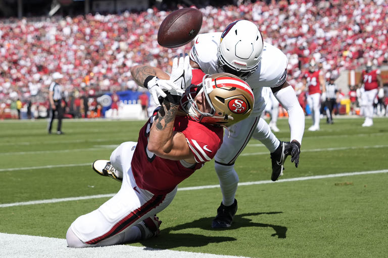 San Francisco 49ers tight end George Kittle, left, cannot catch a pass in the end zone while being defended by Arizona Cardinals safety Jalen Thompson during the first half of an NFL football game in Santa Clara, Calif., Sunday, Oct. 6, 2024. (AP Photo/Godofredo A. Vásquez)