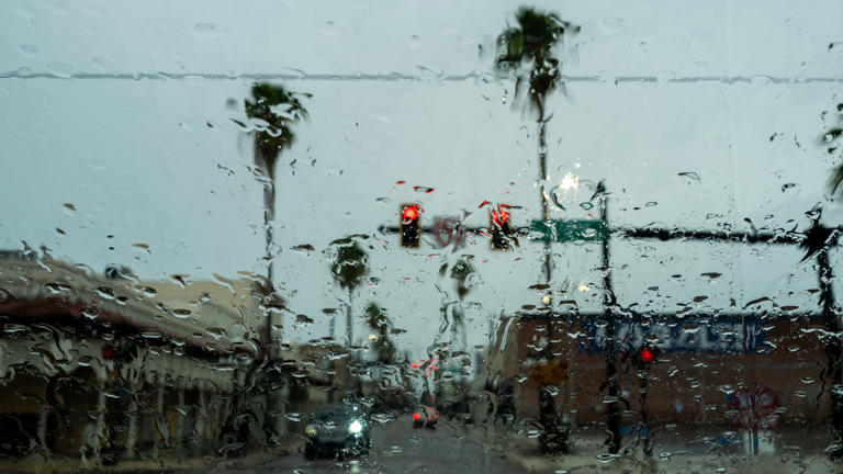 A tempestade se aproxima da costa oeste da Flórida, com previsão de impacto entre a noite de quarta e a madrugada de quinta-feira.