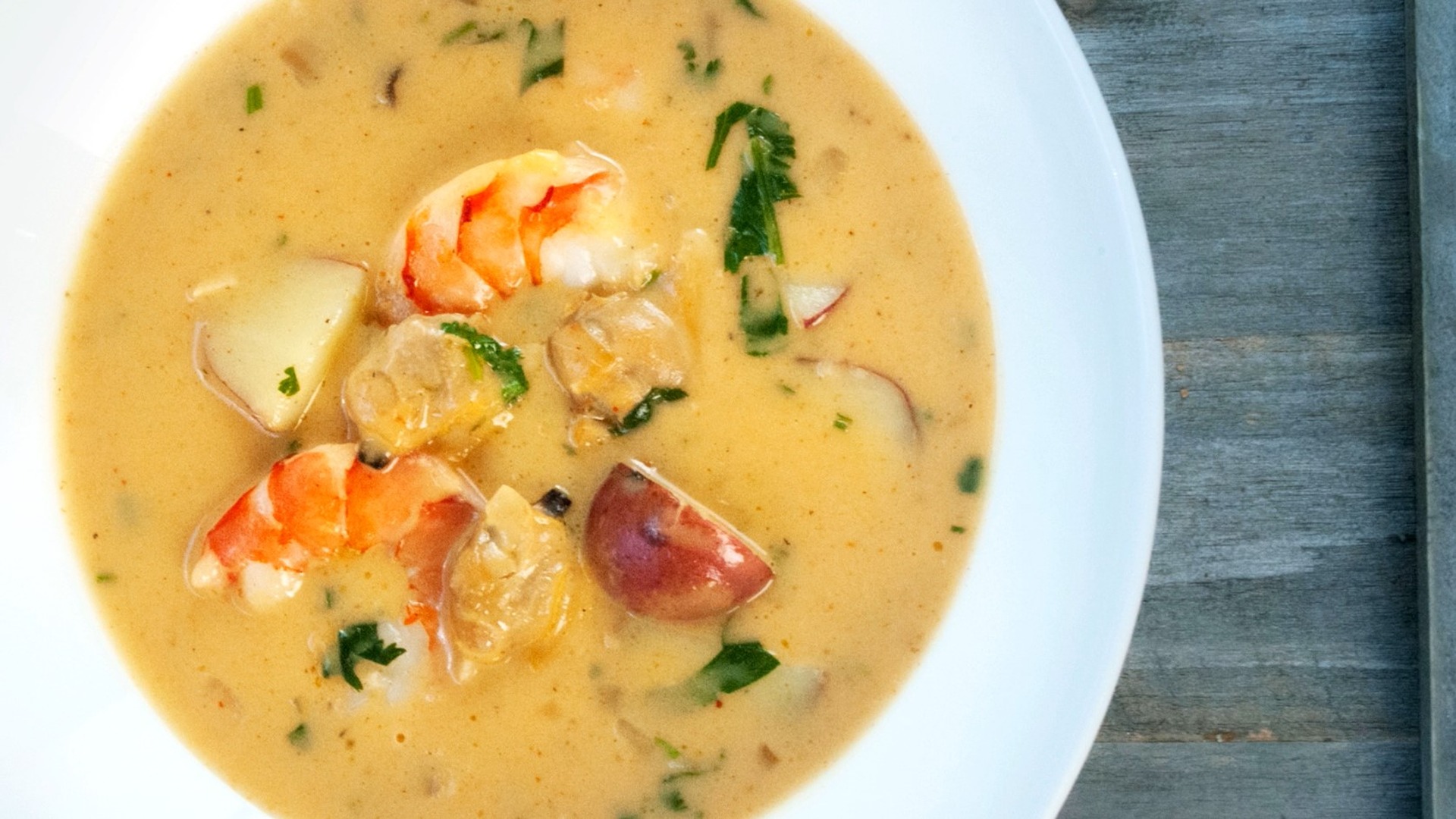 Curry-Meeresfrüchte-Suppe mit Miesmuscheln, Venusmuscheln und Garnelen