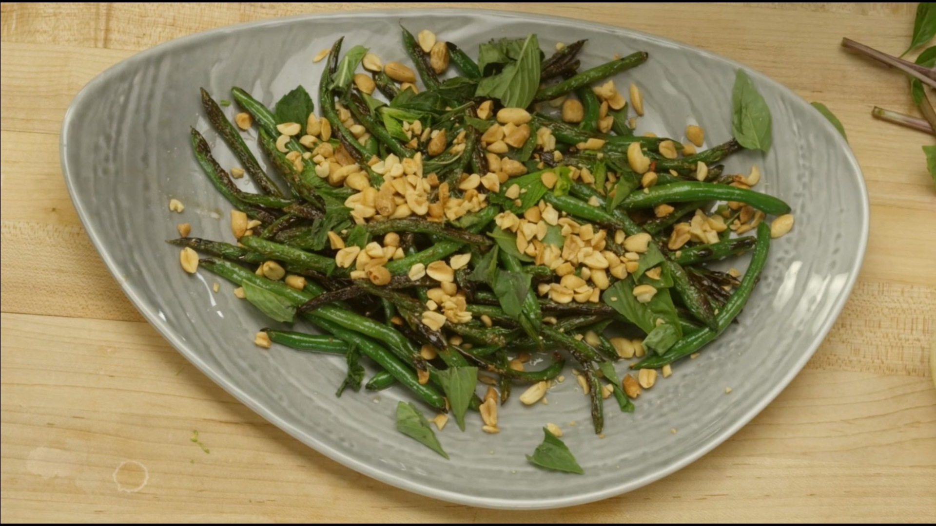 Gekochte grüne Bohnen mit Knoblauch und Palmzucker, eine rauchige und ...