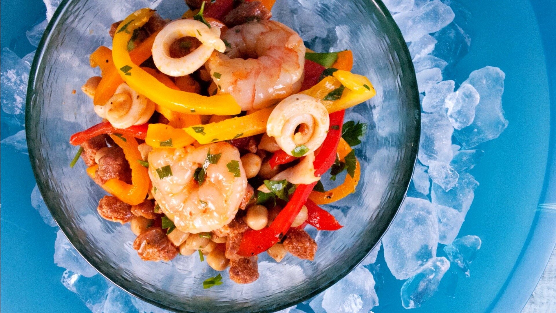 Warmer Meeresfrüchtesalat mit Tintenfisch, Garnelen, Chorizo und ...