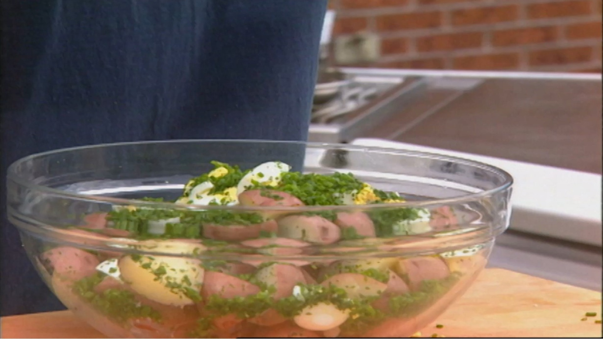 Warmer Kartoffelsalat mit Bier-Dressing und knusprigen Zwiebeln