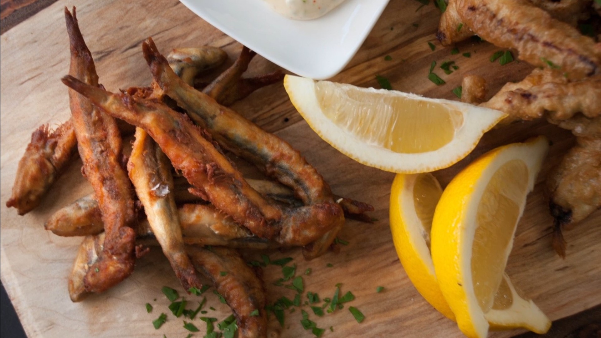 Frittierte Anchovis mit Chili-Limetten-Aioli, ein knuspriger Genuss