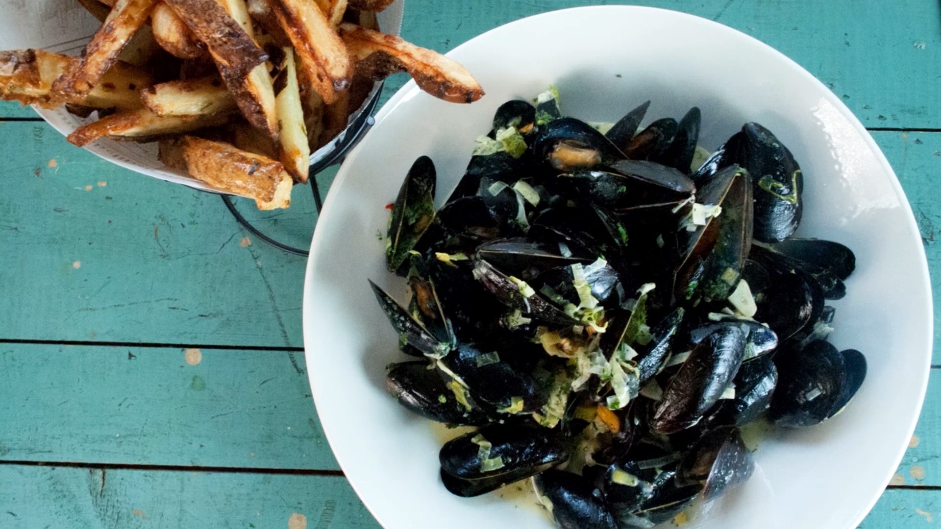 Miesmuscheln mit Dill-Sahne-Gurkensauce und Schnittlauchpommes