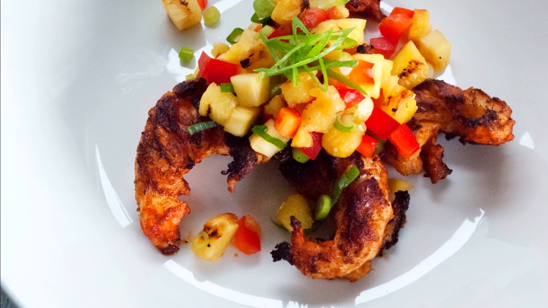 Jerk-Hummer mit gegrillter Ananas-Salsa, eine perfekte Geschmacksbalance