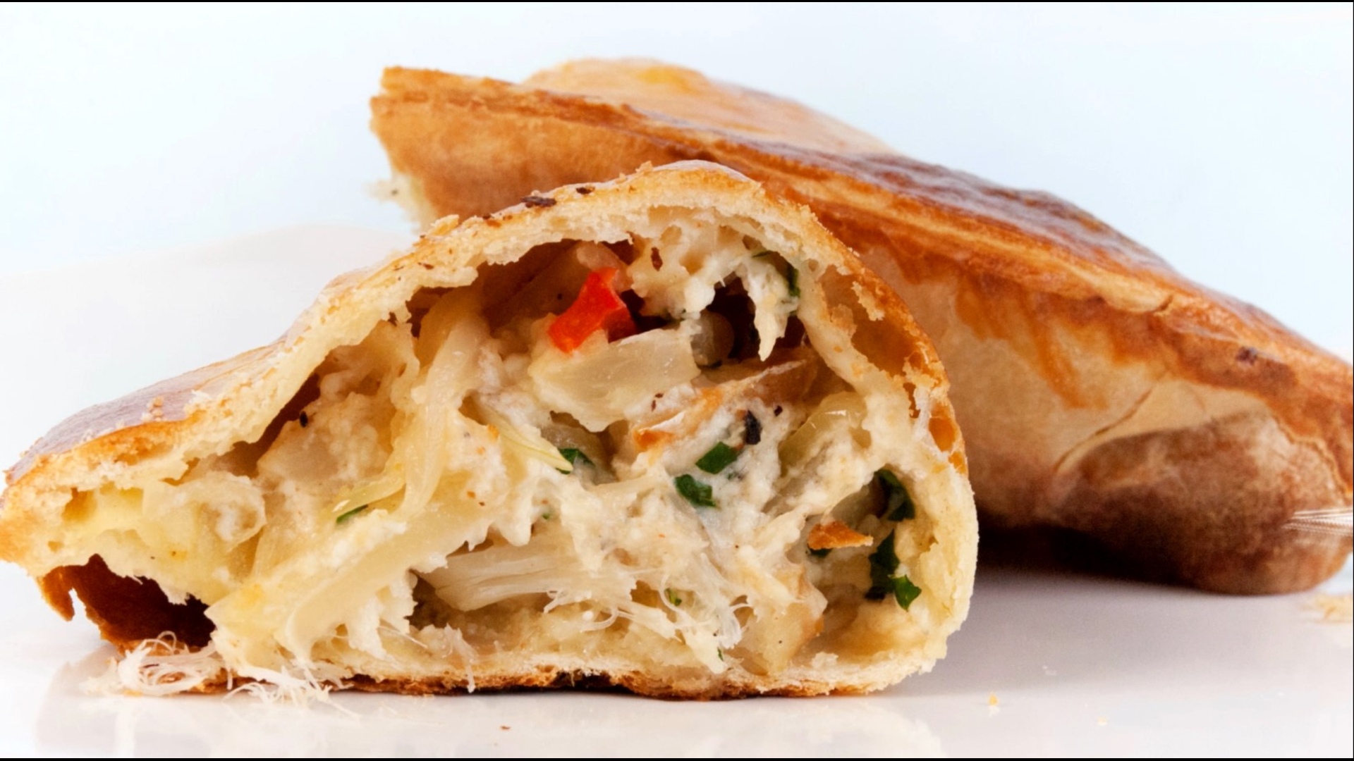 Gefüllte Calzone mit Kabeljau und Ricotta, ein köstlicher Snack in ...