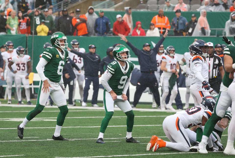 The Denver Broncos bench reacts as New York Jets place kicker Greg Zuerlein (9) misses a 50-yard field goal attempt late in the fourth quarter, Sunday, Sept. 29 2024, in East Rutherford, N.J. The Denver Broncos won, 10-9.