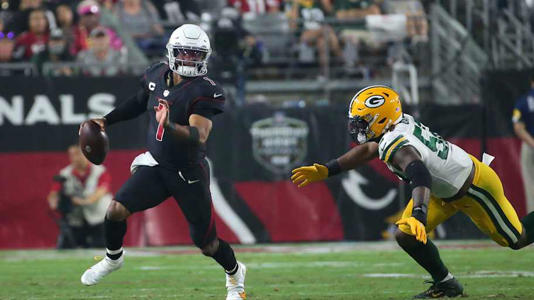 Arizona Cardinals quarterback Kyler Murray scrabbles away from Green Bay Packers defender Rashan Gary (52) on Oct. 28, 2021. | Michael Chow/The Republic / USA TODAY NETWORK